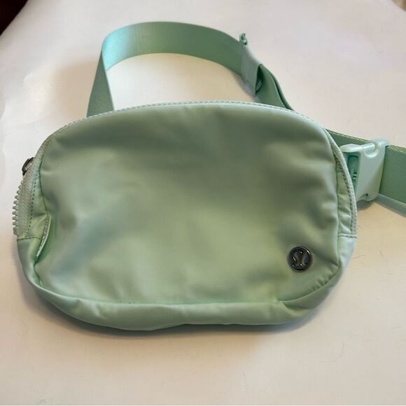 NWOT lululemon athletica Mint Green Everything Crossbody Bag - Picture 1 of 4